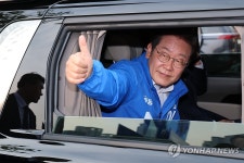 세종시민들에게 인사하는 이재명 후보