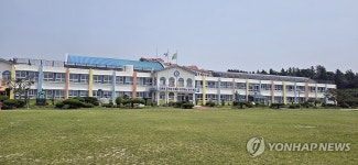 제주형 자율학교 중 디지털학교인 안덕초 본관 전경