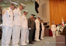 순직 해군에 묵념하는 장성들