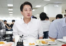 한국공학대 학생들과 학식 먹는 이준석 후보
