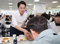 한국공학대 학생들과 학식 먹는 이준석 후보