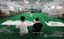 '야구연습장에 투표소 설치 중'