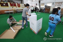 초등학교 실내야구연습장에 설치되는 투표소