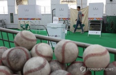 실내야구연습장에 투표소 설치 중