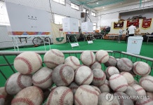 실내야구연습장에 투표소 설치 중