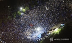 이재명 후보 집중유세에 응원봉 들고 환호하는 시민들