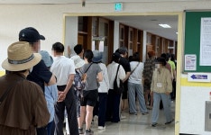 [투표현장] 나라 잘되길 바라며…웨딩홀·씨름장 이색투표소에도 발길