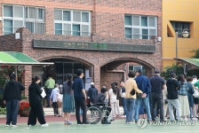 이른 아침부터 투표하기 위해