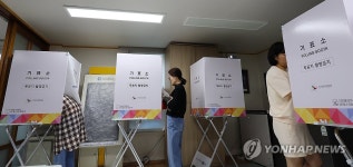 투표하는 유권자들