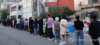 투표 시작 전 줄 선 유권자들