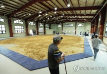 씨름장에서 투표하는 유권자들