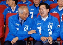 출구조사 승리에 기뻐하는 윤여준·박찬대 선대위원장