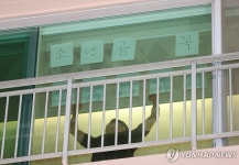 소년공 꼭 성공하세요 응원 문구 붙이는 주민