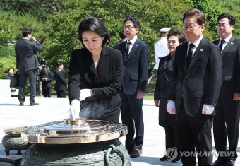 현충탑 참배하는  김혜경 여사