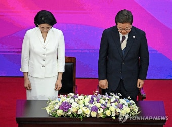 묵념하는 이재명 대통령 내외