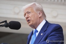 트럼프, 하버드대 유학·연수하려는 외국인 비자 제한(종합)