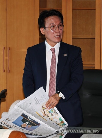 신문 보는 김민석 총리 후보자