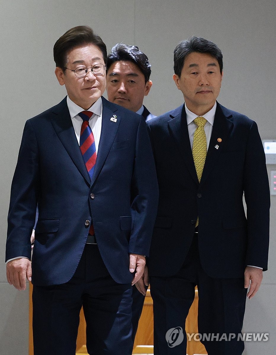 국무회의, 지역의사법과 조세특례제한법 개정 등 다양한 법안 통과