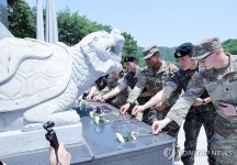 한미장병 6.25참전비 헌화