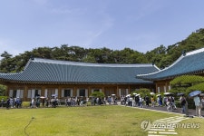관람객들로 붐비는 청와대 대통령 관저
