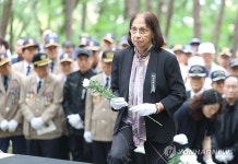 현충일 맞아 나야 대령 기념비 참배