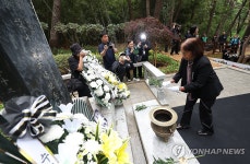 현충일 맞아 나야 대령 기념비 참배