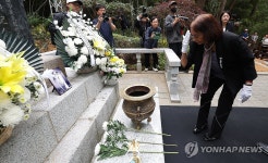 현충일 맞아 나야 대령 기념비 참배
