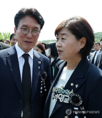 대화하는 김민석 국무총리 후보자와 서영교 의원