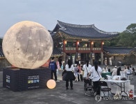 야간 개장한 제주목관아