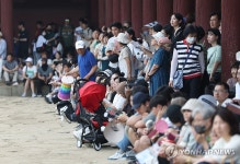 세종조 회례연 공연 기다리는 관람객들