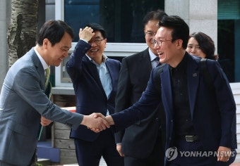 인사 나누는 김민석 총리 후보자