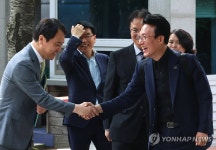 인사 나누는 김민석 총리 후보자