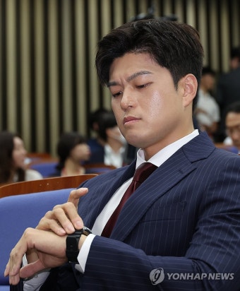 시계 보는 김용태 비대위원장