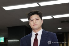 의총 참석하는 김용태 비대위원장