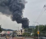 김해 한림면 가구공장서 불, 7명 연기 흡입…소방당국 진화 중