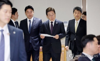 국무회의 입장하는 이재명 대통령