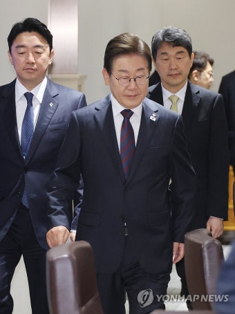 국무회의 입장하는 이재명 대통령