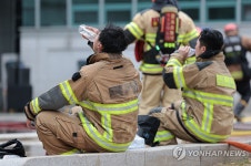 물 마시는 소방관들