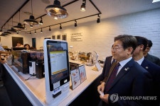 이재명 대통령, 대통령실 구내 매점 방문