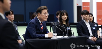 간담회 참석자 질문 듣는 이재명 대통령