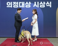 우수입법의원 의정대상 받는 김예지 의원