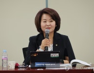 보건의료정책토론회, 인사말하는 이수진 의원