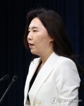 현안 설명하는 강유정 대변인