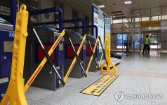 통로 막힌 경의중앙선 신촌역