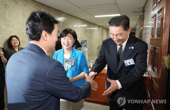 동료 의원들과 인사하는 김병기·서영교 의원