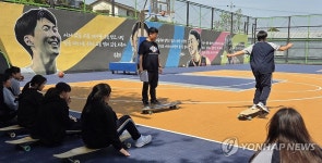 특색 교육으로 보드 배우는 효돈중 학생들