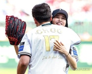 시구 나선 아내 안아주는 추신수