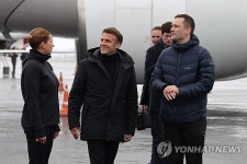 마크롱, 트럼프 회동 앞두고 그린란드 찾아 