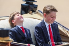 英국왕 생일 군기분열식에 왕실 총출동…여객기 추모 묵념도(종합)