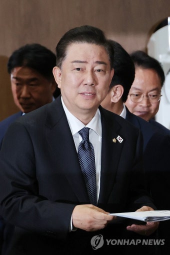 인선 발표장 들어서는 김병기 원내대표
